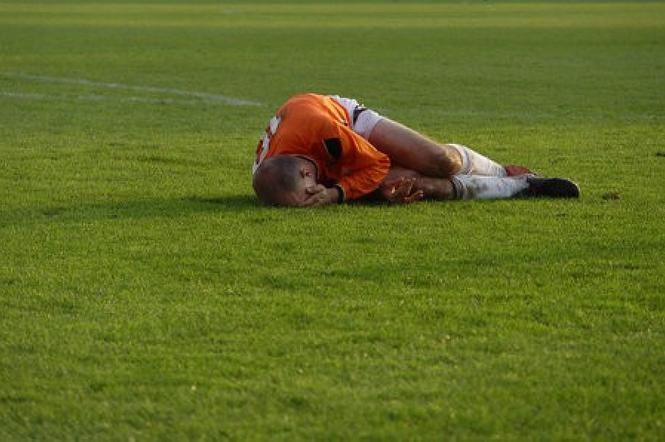 Piłkarz cierpiący podczas meczu