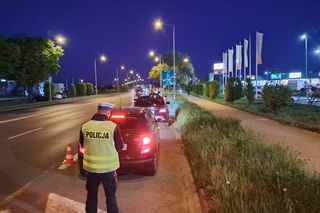 Kilkaset samochodów przy galeriach w Lesznie. Nocna akcja policji