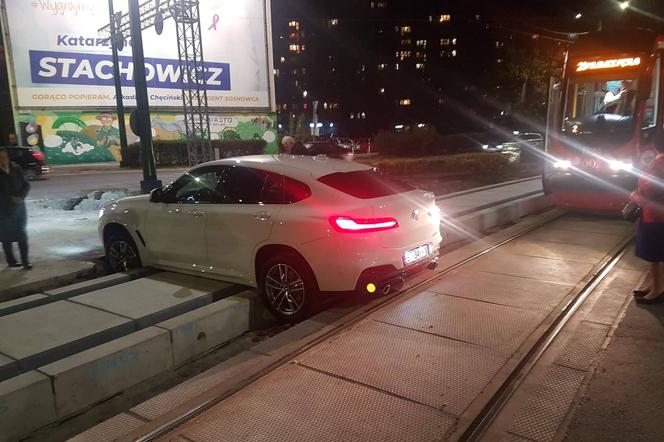 BMW X4 na przejeździe tramwajowym w Sosnowcu.