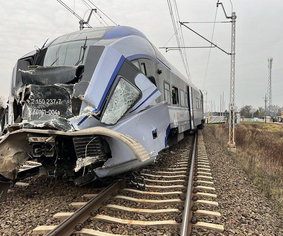 Wypadek na torach w woj. mazowieckim. Ciężarówka wjechała pod pociąg