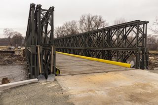 Turcy zbudowali most dla powodzian