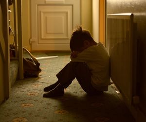 59-latek znęcał się nad rodziną. Policja wyrzuciła go z domu 
