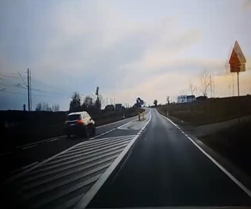 Kierowca audi wyprzedził policjanta na podwójnej ciągłej