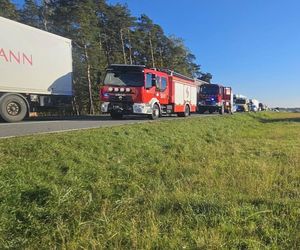 Wypadek na DK11 pod Lublińcem. Jedna osoba uwięziona w aucie. Droga jest zablokowana
