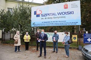 Warszawa: Nie zabierajcie nam naszego oddziału!. Seniorzy protestowali przed Szpitale Wolskim [GALERIA]