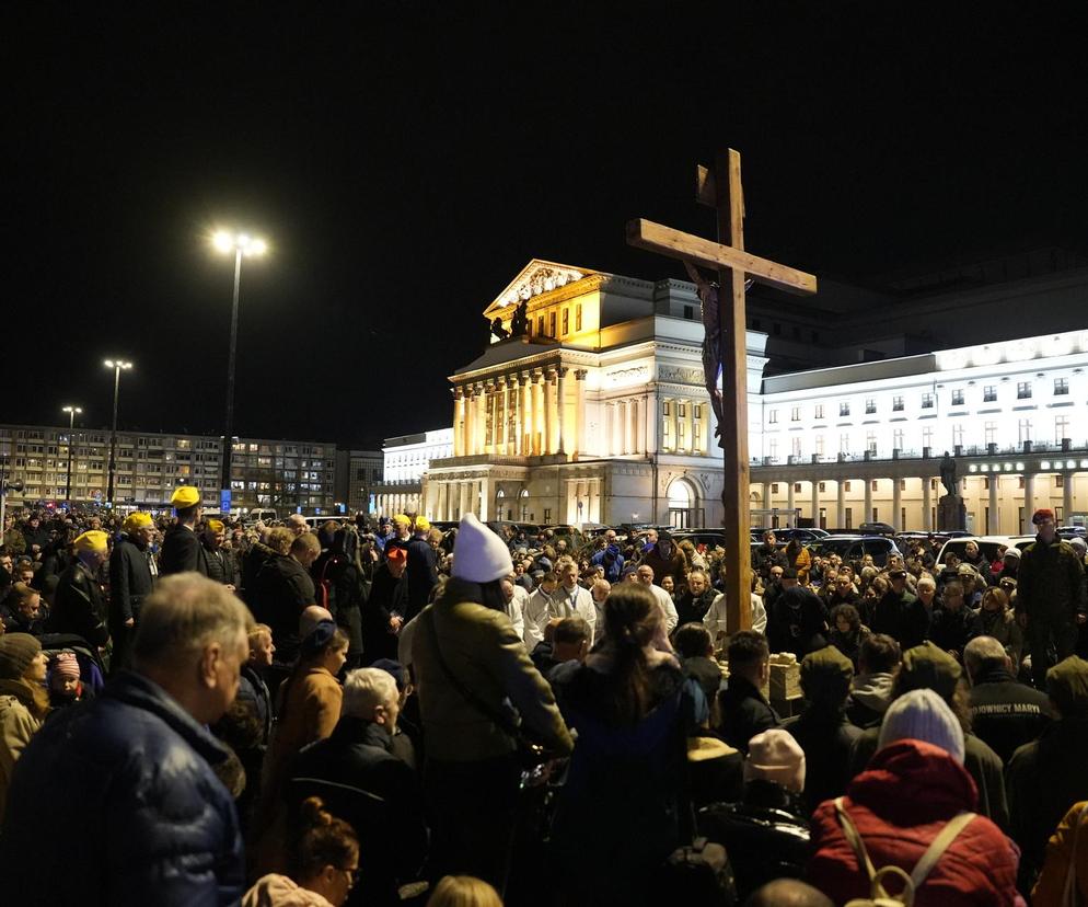 Tłumy wiernych przeszły przez stolicę. Centralną Drogę Krzyżową poprowadził kardynał Nycz