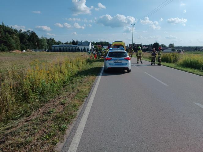 Szedł z córeczką poboczem, wjechało w nich auto