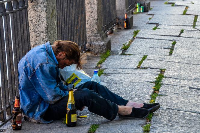 Pijany mężczyzna zasnął na ulicy (zdjęcie poglądowe)