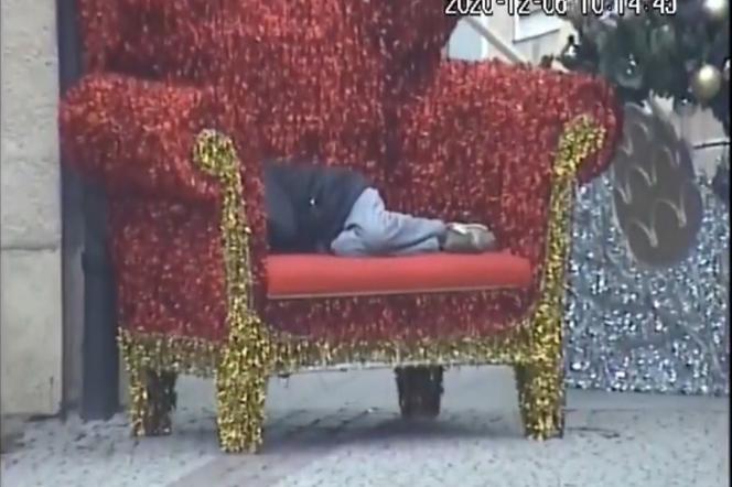 Zasnął w fotelu św. Mikołaja
