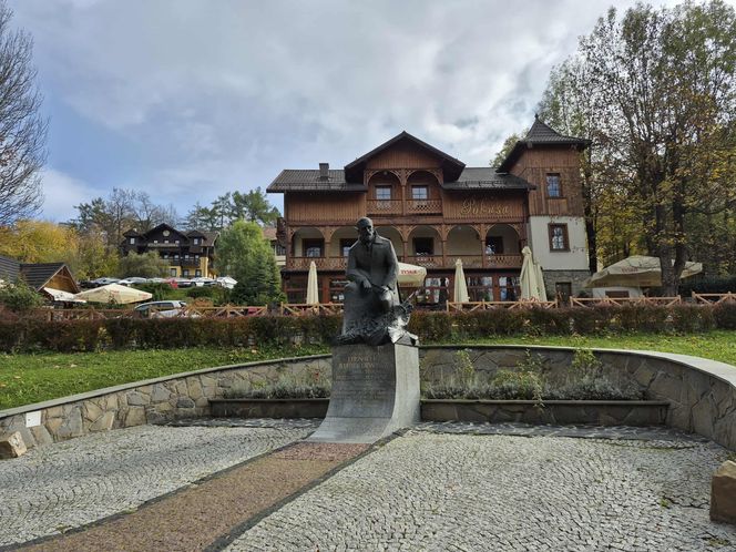To jedno z najstarszych polskich uzdrowisk najpiękniej wygląda jesienią. Kurowali się w nim Sienkiewicz, Prus, Matejko i Konopnicka