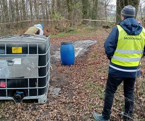 W okolicach Piotrkowa i Tuszyna znaleziono porzucone beczki