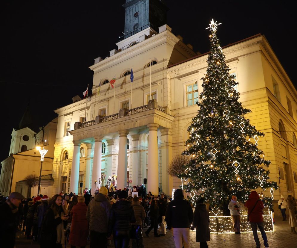 Boże Narodzenie 2024. Światełka oświetliły choinkę na pl. Łokietka w stolicy woj. lubelskiego! Tak się prezentuje