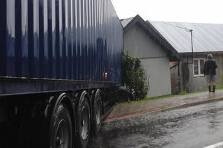 Lubelskie: To cud, że wszyscy żyją. Tir wjechał w budynek mieszkalny