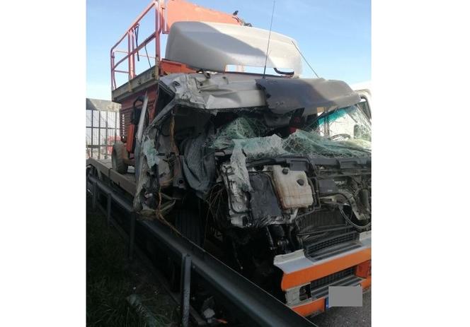 Wypadek na A2 (19.05). Zniszczony bus i TIR