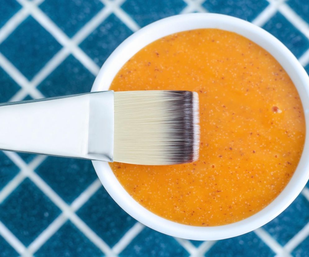 Nawilży oraz zmniejszy stany zapalne. Tania i skuteczna maseczka z pomarańczowego warzywa