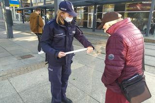 Katowice: Policjanci sprawdzają czy pasażerowie noszą maseczki w komunikacji miejskiej [ZDJĘCIA]