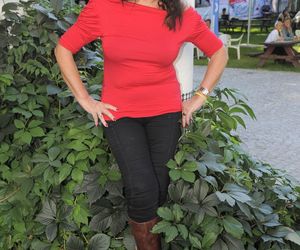 Agnieszka Fitkau-Perepeczko robi prawie erotyczny masaż na boczku. Nie możemy uwierzyć, że ona ma 82 lata?! 