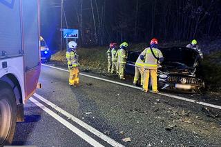 Z samochodów zostały wraki, dwie osoby ranne