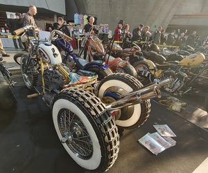 Kustomhead 2025 we Wrocławiu. W Hali Stulecia pokazano zabytkowe amerykańskie auta, motocykle i rowery 