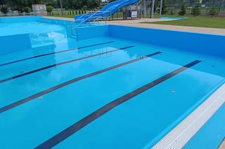 Letni basen w Dąbrowie Tarnowskiej powraca po rocznej przerwie! Tak wygląda odnowiona pływalnia!