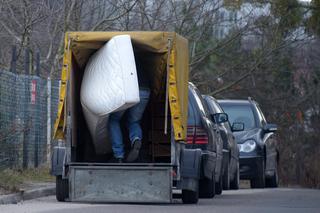 Na piżamę włożył bluzę