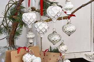 Białe ozdoby na choinkę: Loberon
