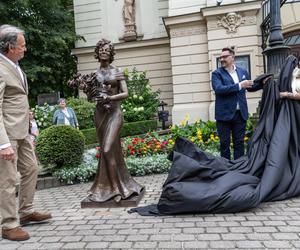 Pomnik Marii Koterbskiej stanął przed Teatrem Polskim w Bielsku-Białej