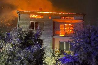 Tragiczny pożar domu pod Olkuszem. Ogień zajął piętro i poddasze domu