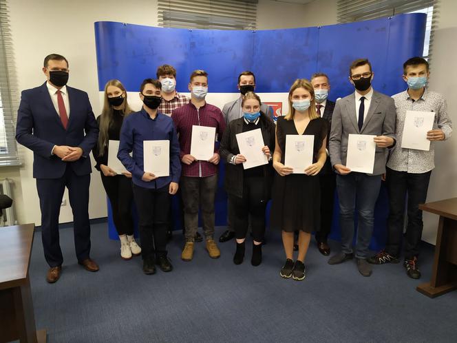 Radni nowej Młodzieżowej Rady Miasta Siedlce wraz z wiceprzewodniczącym dorosłej Rady Miasta i prezydentem Siedlec