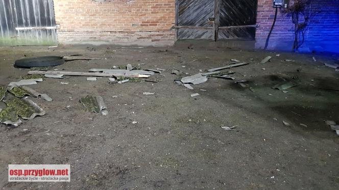 Pojechali z pomocą, sami zostali poszkodowani. Wichura ZNISZCZYŁA REMIZĘ strażaków
