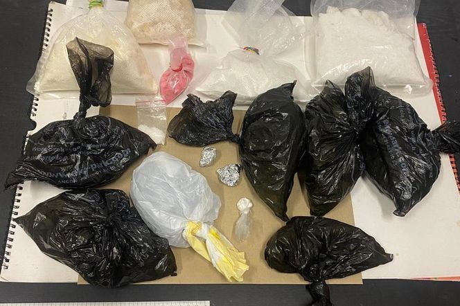 Narkotyki w rękach policjantów, a diler pod kluczem