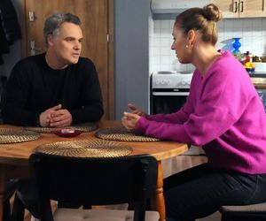 Barwy szczęścia odc. 3203 po wakacjach. Beata (Anita Jancia), Karol Czubak (Jan Wieczorkowski)