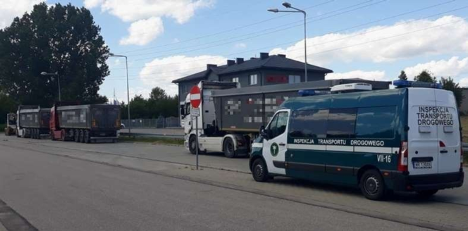 Radom: O kilka ton zboża za dużo! Kierowców ukarano mandatami