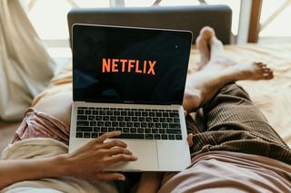 Odkryłam sposób, jak mieć dostęp do wszystkich filmów świątecznych na Netflixie! Tajne kody, dzięki którym oglądam najlepsze filmy świąteczne dostępne na Netflixie