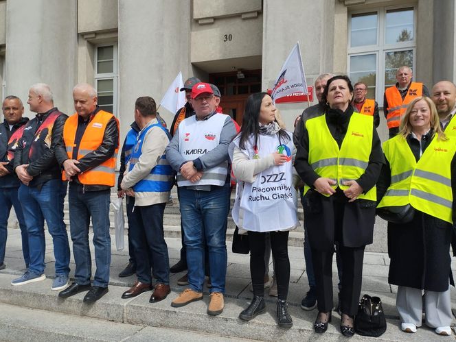 Konferencja prasowa hutników przed Ministerstwem Przemysłu w Katowicach