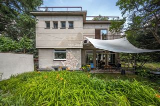 Forpoczta kostki polskiej z oranżerią. Parapety są nisko, bo w domu nie było dzieci. Architekci do dziś zachwycają się tym projektem