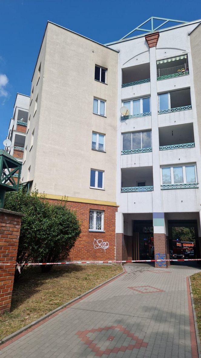 Łódź. Wybuch i pożar w mieszkaniu. 72-letni mieszkaniec usłyszał zarzuty [ZDJĘCIA].