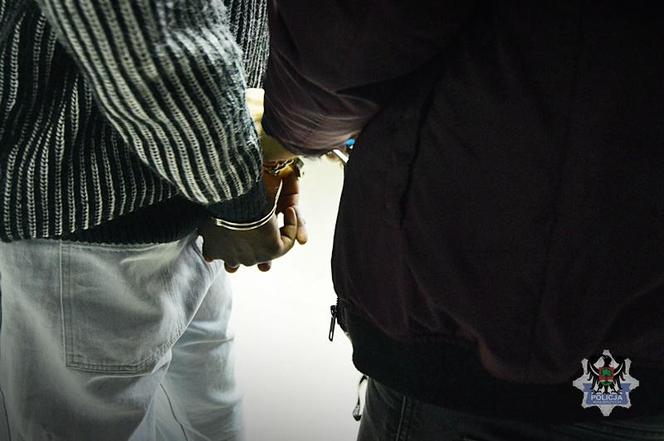 Policja rozbiła gang zajmujący się wyłudzaniem pieniędzy. Oszuści podawali się za amerykańskich żołnierzy
