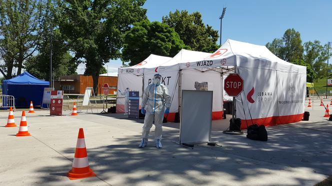 Drive-thru w Lesznie. Na darmowe badania zapisało się ponad 500 osób