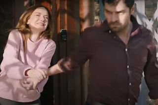 Wichrowe wzgórze. Songul wyląduje na ulicy! 