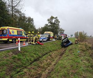 Volkswagen z trójką nastolatków roztrzaskał się na Powiślu Dąbrowski. Dwie osoby były nietrzeźwe