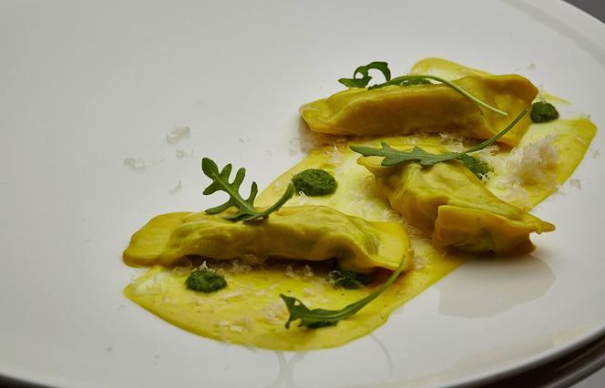 Pierogi z bobem i parmezanem z sosem curry