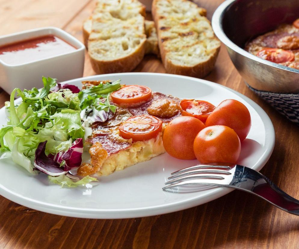 Frittata z pomidorami, oliwkami i salami. Włoski sposób na średni głód