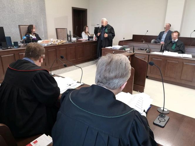 Adwokat zszokował słowami o trumnach na kółkach. Trwa proces
