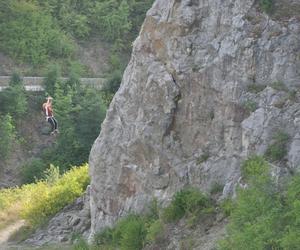 Park linowy Tyrolka na Kadzielni w Kielcach zaprasza