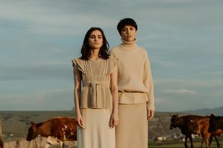 Długa spódnica to nieodłączny element modnych stylizacji. Naszą je zarówno romantyczki, jak i fanki stylu grunge 