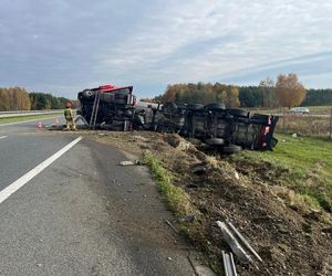 Groźne zdarzenie na A4 koło Tarnowa. Cysterna wylądowała w rowie
