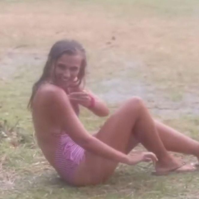 Agnieszka Kaczorowska tapla się w kałuży i rozprawia o życiu. Inspiracja?