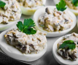 Pyszne jajka faszerowane pieczarkami i serem. Kulinarny hit wielkanocnego śniadania  