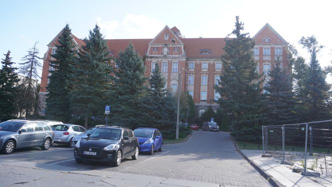 To jeden z najpiękniejszych budynków w Olsztynie. Obecnie trwa jego remont. Zobacz zdjęcia!